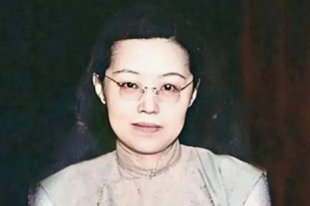 算命先生说张爱玲姑姑会晚婚，果然如此，她等了初恋五十多年