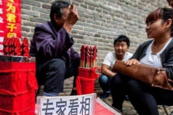 算命先生用鸡蛋算命