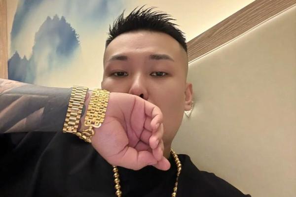 八字金男人
